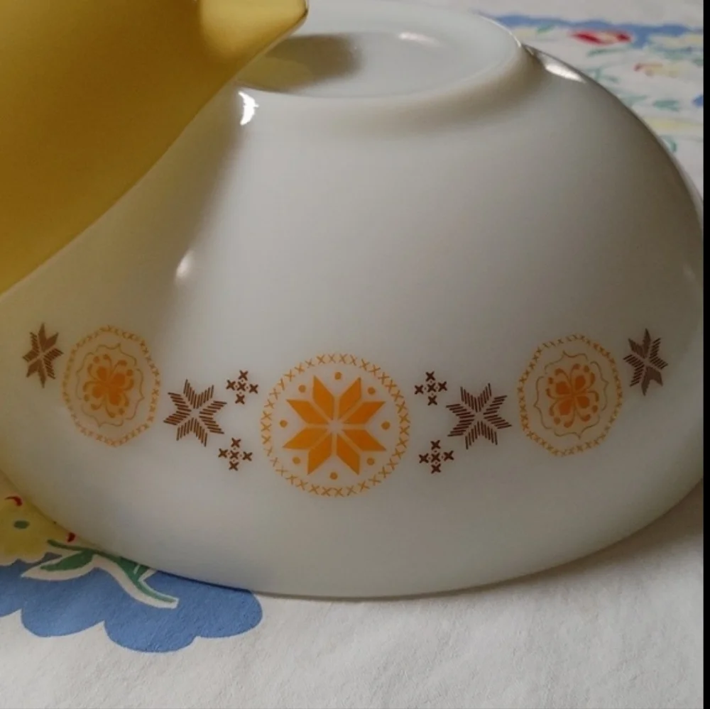 4 Vintage Cinderella Pyrex Stacking Bowls with Spouts